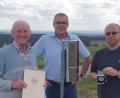 Bild: Andrea Selch/exb
Johann Selch (links) betreut seit 25 Jahren ehrenamtlich die Messstelle des Deutschen Wetterdienstes (DWD) in Mühlberg bei Pressath. Frank Sievers und Detlef Aßmann (von rechts) vom DWD überreichen ihm als Dank dafür die Wetterdienstplakette.