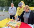Bild: jus
Die Deutsche Post feiert 20 Jahre Service- und Versandzentrum in Weiden. Holger Bartels (links), der verantwortlich für den Standort ist, schneidet mit Joachim Wessels und Sieglinde Ostermeier den Kuchen an.