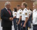 Bild: mfh
Innenminister Herrmann suchte das Gespräch mit den neu eingestellten Polizistinnen und Polizisten und informierte sich über deren Gründe, in den Polizeidienst einzutreten.,