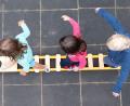 Bild: Sebastian Kahnert/dpa
Es ist ein Balanceakt: Es fehlen gut ausgebildete Erzieher. Weshalb zwei Kindertagesstätte-Leiterinnen nun einen Brief geschrieben haben.