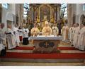 Bild: jr
Neun Priester feierten mit Bischof Dr. Rudolf Voderholzer den Festgottesdienst am 60. Todestag von Theres Neumann.