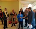 Bild: rfi
Pfarrer Martin Neumaier, Pfarrer Wilhelm Bauer, Kinderhausleiterin Manuela Hinkel, Landschaftsarchitekt Korbinian Schönberger, Bürgermeister Ludwig Gürtler, Architekt Christian Schönberger und Kirchenpfleger Hans Maier (von links) bei der symbolischen Schlüsselübergabe.