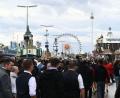 Bild: Felix Hörhager/dpa/Archivbild
Das Riesenrad dreht sich auf der Theresienwiese auf dem Münchner Oktoberfest.
