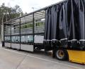 Bild: Verkehrspolizeiinspektion Amberg/exb
Bei der Kontrolle des Gefahrgutgespanns bei Schmidgaden stellten die Polizeibeamten fest, dass aus einem Behälter Gefahrgut austrat.