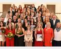 Bild: gf
Die erfolgreichen Absolventen der Berufsfachschule für Krankenpflege. Vorne (von links) die Prüfungsbesten Katharina Kirsch, Linda Schwab und Vanessa Kost, dahinter Klinikumsvorstand Manfred Wendl. Vorne (von rechts) Pflegedirektorin Kerstin Wittmann, die stellvertretende Leiterin der Berufsfachschule, Gabriele Fritz-Blendinger, dahinter Oberbürgermeister Michael Cerny.