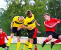 Bild: Schrems
Der SV Steinmühle (gelbe Trikots) gewann bei der DJK Falkenberg mit 4:1. Das Bild zeigt von links Florian Schmidt, Michael Mark, Johannes Wührl und Christian Bauer.