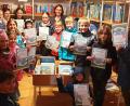 Bild: jzk
Christine Schubert (hinten, Zweite links) und Judith Schliermann (hinten, Vierte von links) freuten sich, dass so viele Kinder vom Sommerferien-Leseclub eine Urkunde erhalten haben.
