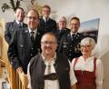 Bild: hmr
70. Geburtstag feierte Rudolf Tippmann, langjähriger Zweiter Kommandant der Feuerwehr Waldsassen (vorne links). Dazu gratulierten seine Frau Monika (rechts), eine Abordnung der Wehr mit Kommandant Tobias Tippmann, Vorsitzendem Dr. Wolfgang Fortelny und Schriftführer Johannes Fortelny (Zweite Reihe, von rechts) sowie eine Abordnung der Patenwehr Nabburg (hintere Reihe).