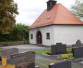 Bild: bkr
Bei der Kulmainer Friedhofshalle soll unter anderem der Vorplatz vergrößert werden. Die entsprechenden Arbeiten vergab jetzt der Gemeinderat.