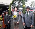 Bild: dob
Philipp Eger, Schützenkaiser Andreas Bäumler und stellvertretender Schützenmeister Bernhard Frischholz (von links) marschieren im Oktoberfestzug mit.