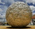 Bild: Chaloupka Miroslav
Die Skulptur Kulièka vom Bildhauer Benedikt Tolar die von der Westböhmischen Galerie in Pilsen in Auftrag gegeben wurde. Das Werk soll die Aufmerksamkeit auf das Grundstück U Zvonu lenken, das für den Bau eines neuen Galerie-Gebäudes in Pilsen vorgesehen ist. Zur Einweihung wird ein neuer Bürgermeister kommen. Der bisherige bewirbt sich nicht mehr um das Amt.