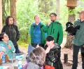 Bild: Gabi Schönberger
Beim Besuch der Grünen-Landtagsfraktion im Waldkindergarten spricht Betreiber Stephan Müller auch über die Probleme bei der Kinderbetreuung.