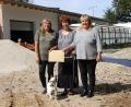 Bild: ads
Die beiden Vorsitzende der Reit-und Turniergemeinschaft Untermainshof, Karola Gottschalk (links) und Petra Kumeth (rechts) spendeten einen Teil ihres Erlöses aus dem Ponyhoffest an das Tierheim Amberg. Freudig überrascht zeigte sich die Zweite Vorsitzende des Tierheims, Ingrid Mallmann (Mitte), über die Summe in Höhe von 800 Euro.