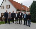 Bild: Stefan Schmidkonz/exb
Vertreter der Feuerwehr Schwarzenbach, des Heimatvereins und der Pfarrei gratulierten Johann Konrad (Dritter von rechts) zum 80. Geburtstag.