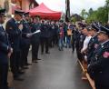 Bild: bnr
Auf Holzscheiten kniend baten die Feuerwehrleute aus Glaubendorf die Oberköblitzer Feuerwehr um die Übernahme der Patenschaft.