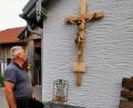 Bild: hzi
Der "Schöpfer" betrachtet sein Werk. Josef Schleicher blickt auf das Hofkreuz und sieht auf das von seiner Familie gemeinsam Erreichte zurück.
