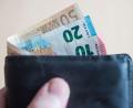 Bild: picture alliance / Lino Mirgeler/dpa
Eine Einmalzahlung vom Staat soll helfen, die hohen Energiekosten aufzufangen. Doch längst nicht alle bekommen die volle Summe - oder überhaupt was ab.