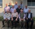 Bild: bjp
Zahlreiche langjährige Mitglieder des Trabitzer Männergesangvereins ehrte Vorsitzender Konrad Bauer (stehend, Zweiter von rechts). Seit 65 Jahren aktiv dabei sind Anton Hey und Hermann Bauer (sitzend, rechts und Dritter von rechts) sowie Anton Grausam (links, Mitte), seit 60 Jahren Josef Sloot (sitzend, Zweiter von rechts) und Heinrich Bauer (stehend, Zweiter von links).