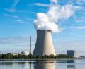 Bild: Armin Weigel
Die Atomkraftwerke (AKW) Isar 1 (rechts) und Isar 2 mit dem Kühlturm in der Mitte.