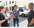 Bild: Gabi Schönberger
Die Ferienreporter Jonas Gruber (links) und Moritz Sanner (Mitte) befragen Einkäufer am Wochenmarkt.