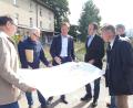 Bild: pz
Beim früheren Bahnhof auf der ehemaligen Bahntrasse, wo künftig die Bundesstraße 299 im Abschnitt Waldsassen und Kondrau verlaufen soll, informierten Vertreter des Bauamts Amberg-Sulzbach über den aktuellen Stand. Von links Bernd Sommer, Gerhard Kederer, Tobias Bäumler, Albert Rupprecht, Tobias Rupprecht und Karlheinz Hoyer.