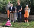Bild: bjp
Gemeinsam mit Bauhofmitarbeitern weihten Bürgermeister Thorsten Hallmann (Zweiter von rechts) und Rainer Spiegel von der Telekom die Glasfaserleitungen für die Weiler der Gemeinde Schwarzenbach ein.