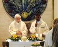 Archivbild: ld
Pfarrer Hans Brucker (links) mit Pater Joy bei seinem 50. Priesterjubiläum 2015 in der Kapelle in Fuhrmannsreuth.