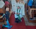 Bild: Pfarramt Plößberg/exb
Selbst Pfarrer Thiermann brachte ein kleines Gefährt zum Familiengottesdienst mit Kinderfahrzeugsegnung mit.