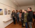 Bild: bey
Bürgermeister Rainer Rewitzer (links), Zweite Bürgermeisterin Andrea Lang (Vierte von links) und Besucher der Vernissage (rechts) bestaunen die Werke von Claudia Biller-Fütterer (Dritte von links). Clemens Fütterer (Zweiter von links) beschreibt die Werke seiner Ehefrau, die verwendeten Materialien und Ideen.