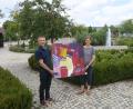 Bild: Sascha Rößler
Bürgermeister Albert Geitner (links) präsentiert mit Isabelle Prüfling das Gemälde mit dem Titel „Werner“.