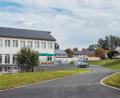 Bild: sfo
Die Außenanlage des Bärnauer Kinderhauses (links im Bild) und der Bärnauer Grundschule ist saniert worden. Der Zugang zur Schule (rechts im Bild) ist nun asphaltiert und hat keine Treppen mehr.