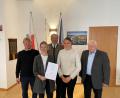 Bild: Marko Pammer/exb
Die Standesbeamtin Johanna Kick (Zweite von links) ist hier mit den drei Bürgermeistern aus der Verwaltungsgemeinschaft und der stellvertretenden Leiterin des Standesamts, Selina Hummer, zu sehen.