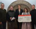 Bild: dob
Sparkassen-Vorstandschef Gerhard Hösl (rechts) und Bürgermeister sowie stellvertretender Verwaltungsratsvorsitzender Andreas Wutzlhofer (links) übergaben 5000 Euro an die beiden Kirchenvertreter, Dekan Alexander Hösl, Pfarrerin Carmen Riebl und Schatzmeisterin Kornelia Eger vom Schützenverein St. Thomas Oberlind (von links nach rechts).