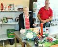Bild: Dobler
Die Schwandorfer Tafel zieht demnächst um. Die ehrenamtliche Leiterin Karin Seidel und der für das operative Geschäft zuständige Caritas-Mitarbeiter Christoph Imbach haben derzeit alle Hände voll zu tun. Auf dem Tisch liegt in etwa die Wochenration für einen alleinstehenden Erwachsenen.