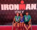 Bild: Hans Loos/exb
Claudia Mai, Heike Uhl und Johannes Loos (links) mit Finisher-Shirts und Medaillen nach dem Triathlon in Cervia.