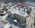 Luftbild: Nova Sedes Wohnungsbau eG
Nord-Ost-Ansicht des neuen, energieeffizienten Wohnriegels in der Pfeifferstraße in Weiden (Aufnahme von April). Auf dem Dach ist die Photovoltaik-Anlage mit 180 Modulen zu sehen.