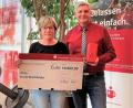 Bild: Sparkasse/exb
Filialdirektor Wolfgang Busch freut sich mit Kundin Karin Buchfelder.
