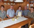 Bild: wku
Über das seltene Urlaubs-Jubiläum freuen sich (von links) Heidi Ziegler und Hans Koch vom Tourismusverein Königstein, die treuen Gäste Karin und Roland Luchs sowie Vermieterin Margarete Pilhofer.