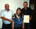 Bild: fnk
Für ihre langjährigen Verdienste beim Siedlerverein Feuerhof wurde Gudrun Neidl durch Landesvorstandsmitglied Hans-Jürgen Reitzenstein (links) und den Vorsitzenden Klaus Frieser (rechts) mit der Verdienstmedaille Stufe II ausgezeichnet.