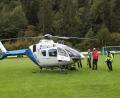 Bild: Kilian Pfeiffer/dpa
Ein Hubschrauber der Bergwacht steht auf einem Sportplatz in Ramsau bei Berchtesgaden.