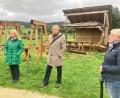 Bild: Simone Maaß/exb
Die Grünen-Abgeordneten Ursula Sowa, Jürgen Mistol und Anna Schwamberger (von links) informierten sich in Bärnau über nachhaltiges Bauen.