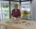 Bild: Tobias Reitmeier/exb
Helga Katrin Stano zeigt die neuen Leihgaben für die Steingutsammlung, ehe sie in die Vitrinen eingearbeitet werden.