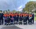 Bild: sche
Zwei Löschgruppen der FF Aschach ( links mit dem Schiedsrichterteam und rechts ihre beiden Kommandanten) unterzogen sich der Leistungsprüfung der Bayerischen Feuerwehren.
