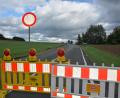 Bild: jr
Die Staatsstraße 2167 von Tirschenreuth nach Mähring bis kurz vor Poppenreuth ist noch bis 31. Oktober voll gesperrt. Grund ist die Erneuerung der Fahrbahn. Mitte dieser Woche beginnen die Fräsarbeiten an der Staatsstraße.