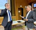 Bild: Eichl
Der neu gewählte Bürgermeister Johannes Kett (links) wird von Heribert Schiller als ältestem anwesenden Gemeinderat vereidigt.