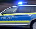 Bild: Carsten Rehder/dpa/Symbolbild
Ein Streifenwagen fährt mit eingeschaltetem Blaulicht.