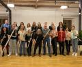 Bild: Lisa Milyukova/exb
Das Querflötenorchester Oberpfalz mit Gründer Steffen Weber (vordere Reihe 5.von rechts) und Dirigent Eduard Ablyakimov-Maier (hintere Reihe, links) ist bereit für seine erste Tournee.