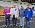 Bild: bk
Bei der Spendenübergabe: (von links) Kassier Hans Beyer junior, Hans Heibl, Georg Schätzler, Vorsitzender des Fördervereins Fußball Weiherhammer, und Fußball-Abteilungsleiter Christian Härtl von der TSG Weiherhammer.