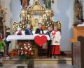 Bild: rha
Kinder tragen Herzen mit Herzensgedanken zum Altar. Stadtpfarrer Pater Robin (rechts) spricht vom liebenden Herz Mariä.