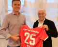 Bild: do
Was für den FC Bayern Urgestein Thomas Müller ist, ist für Speinshart der „Roli“. Zum 25-jährigen Arbeitsjubiläum überreichte Bürgermeister Albert Nickl seinem Vize, Bauhofleiter, Klärwärter und Bayern-Fan ein Trikot.